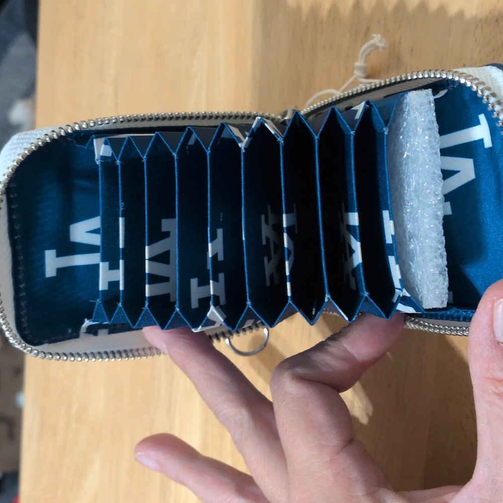 Los Angeles Dodgers Zip Up Wallet - Picture 4 of 5